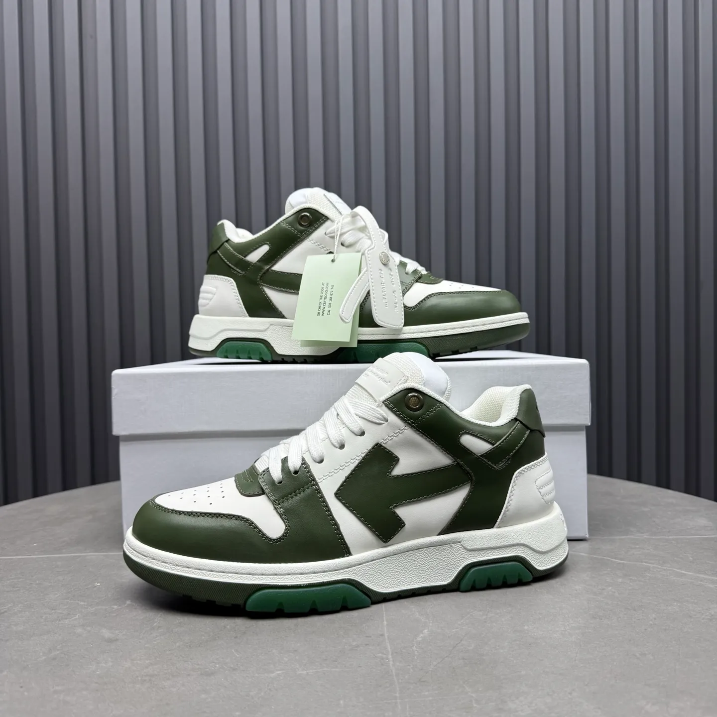 【off- white】P: 620💰Couple model👫, Size: 35-44 (Customized for men 38.45.46) High-quality version👊 "Out of office" series original molding, original lasting, production process 1:1 Original ➰OFF GRAY WHITE OW ➰ First-layer cowhide Imported skin-friendly and environmentally friendly polyester mesh Original molding high elastic and environmentally friendly molding pad Made with the original lasting process. The original molded rubber outsole (never yellows and deforms) has a super correct shape, bright color and strong three-dimensional effect👍. Packaging💯Full set of packaging synchronized with the official website (branded paper, certificate of quality, branded cloth bag)